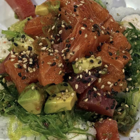 Poké Maki with tuna, salmon and avocado